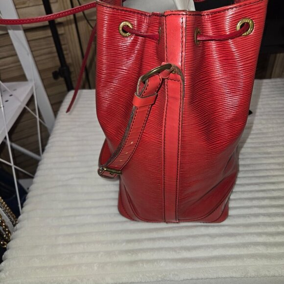 *Authentic* Louis Vuitton Epi Noe with matching wallet - Picture 5 of 16